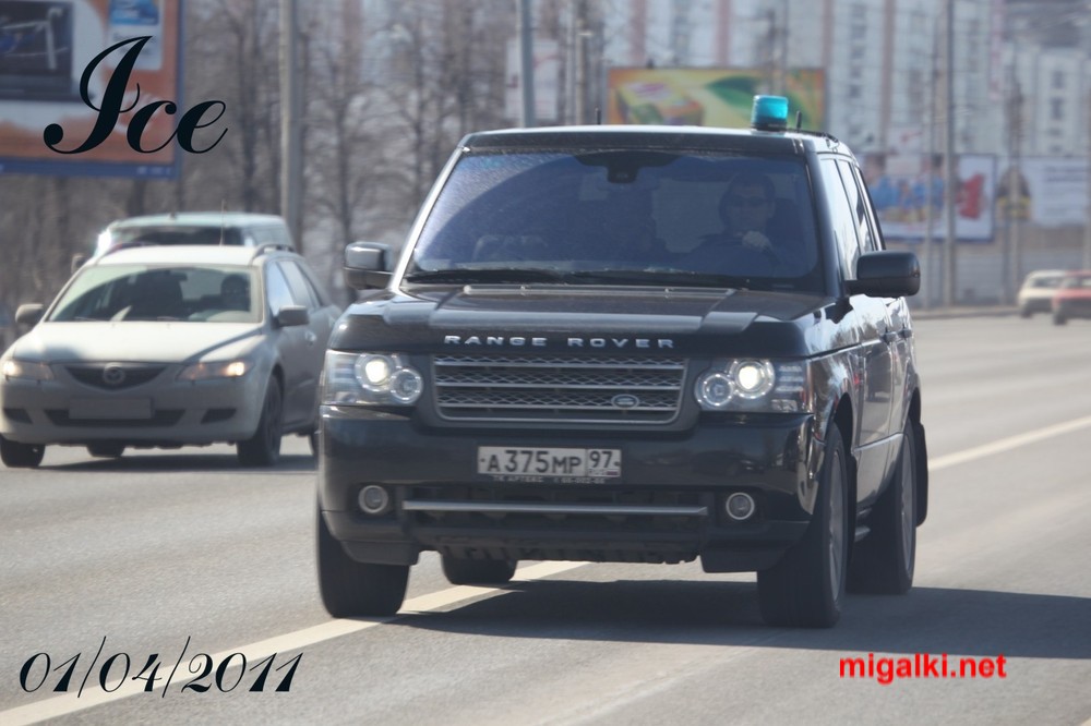 Номер 375. Рендж Ровер с мигалкой. Range Rover с мигалкой. Никита Михалков range Rover. Номера Михалкова Рендж Ровер.